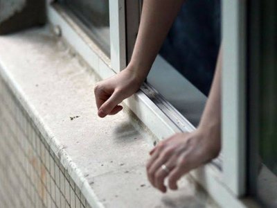 Şagird məktəbin ikinci mərtəbəsindən özünü atdı