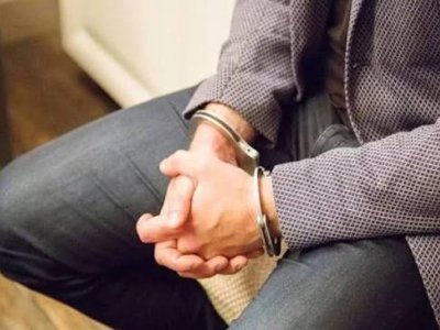 Şagird kosmetikaya görə dərsə buraxılmadı: Atası münaqişə yaratdı&nbsp;