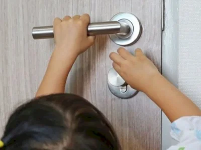 Qapı arxasında qalan 7 aylıq uşaq xilas edilib