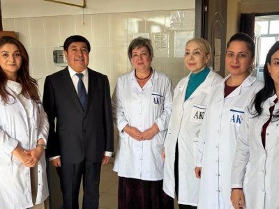 Çinli alim Kimya İnstitutunun laboratoriyalarının fəaliyyəti ilə tanış olub