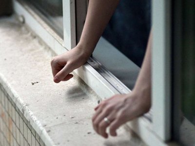 7-ci sinif şagirdi pəncərədən yıxılaraq öldü
