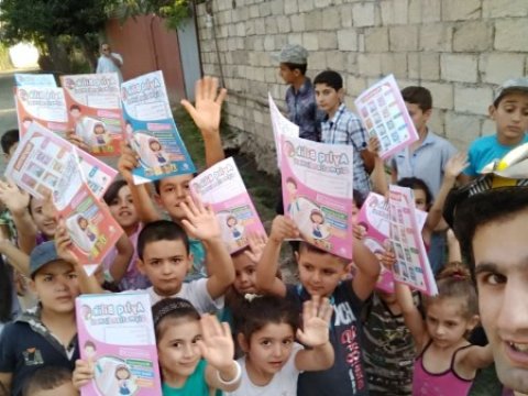 Ucqar kəndlərdə velosipedlə kitab paylayan məşhur müəllim: “Uşaqlar depressiyadan əziyyət çəkir”