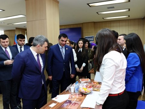 Bakı Ali Neft Məktəbində birinci karyera sərgisi açılıb - FOTOLAR