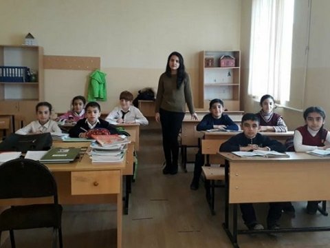 Bakıda dərsə vertolyotla gedən müəllim: Gənc xanımın heyrətamiz həyatı - FOTOLAR