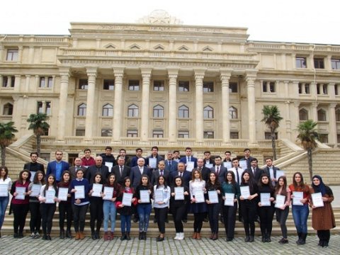 Əlaçı tələbələr mükafatlandırıldı