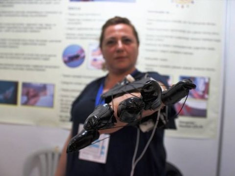 İflic xəstəliyindən əziyyət çəkən şagird müalicə robotu ixtira etdi