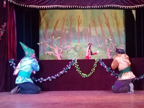 Teatr tətil günlərində məktəbliləri sevindirdi