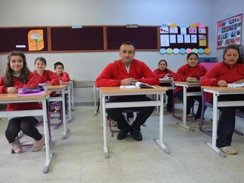 İşə məktəbli forması ilə gələn direktor - FOTOLAR