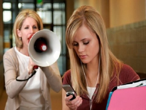 Şagirdlərimizin cibində gəzdirdiyi bəla - Avropa bunu qadağan edir, bəs biz?