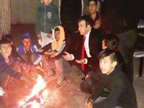 Gecə küçələrdən uşaqları toplayır, gündüz onlara dərs keçir - Nümunəvi direktor