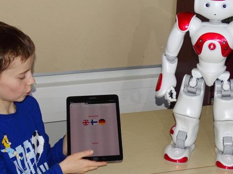 Bu ölkədə şagirdlərə dərsi robot keçir