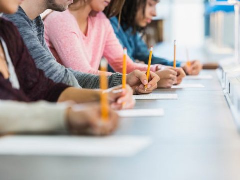 Universitet və kolleclərə qəbul olmaq istəyənlər üçün sənəd qəbulu davam edir