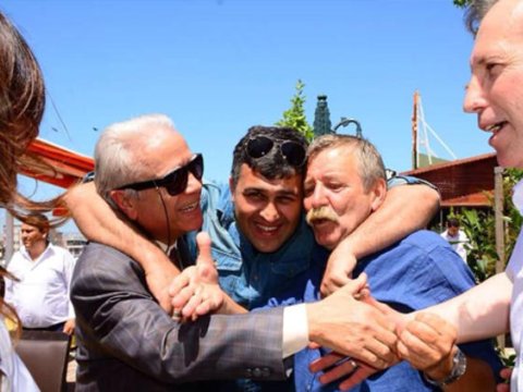 Müəllimlərini tapmaq üçün şəhər-şəhər gəzən qeyri-adi “şagird” - FOTO