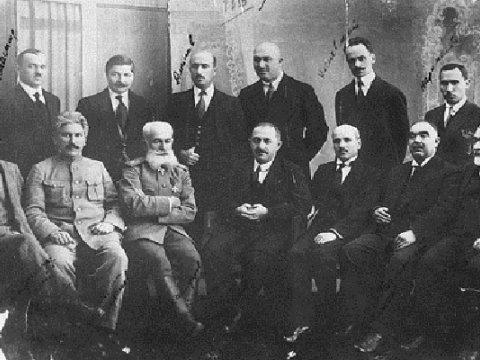 Cümhuriyyətin ali təhsil almayan yeganə naziri - Bütün əskinazların üzərində onun imzası olub