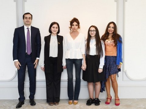 Mehriban Əliyeva gənc ixtiraçılarla görüşdü - Fotolar