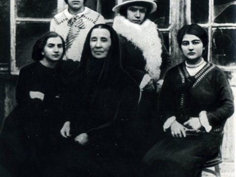 Azərbaycanı zülmətdən işığa aparan maarifçi qadınlar - TARİX