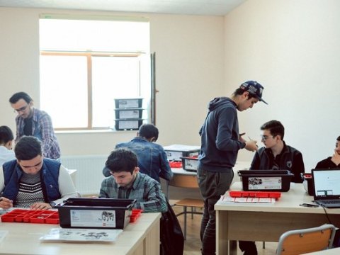 Bakı məktəbliləri üçün robototexnika təlimləri başladı