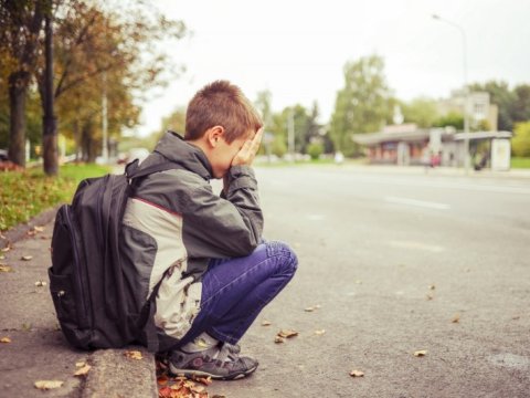 Dünyada hər 12 şagirddən biri məktəbə getmir – Şiddətin və zorun qurbanları