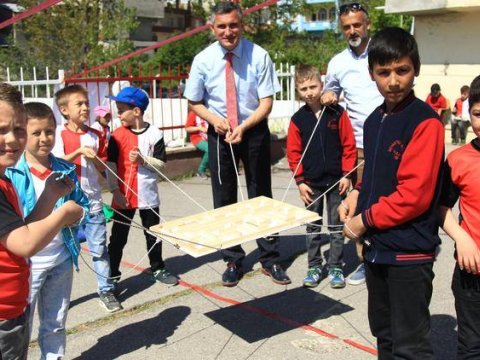 Orta məktəbdə qeyri-adi metodika -  on dəqiqədən bir oyun oynayırlar