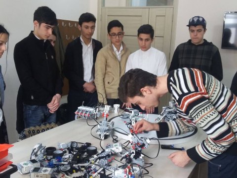 Məktəblilər Qərbi Kaspi Universitetinin Texnoparkında