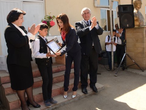 Yoldan 5 min manat tapan məktəblinin   “Təşəkkürnamə”si ona təqdim olundu - FOTOLAR