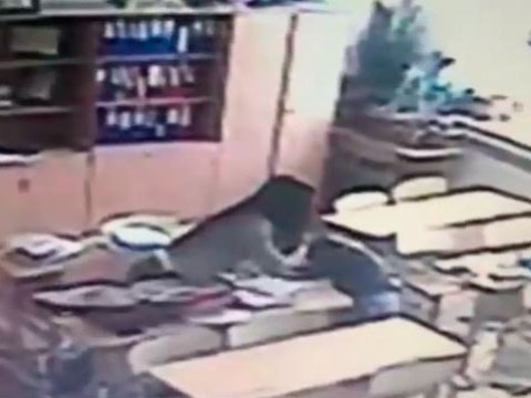 Müəllimənin vurduğu şagirdi anası da məktəbdə döyübmüş - Video
