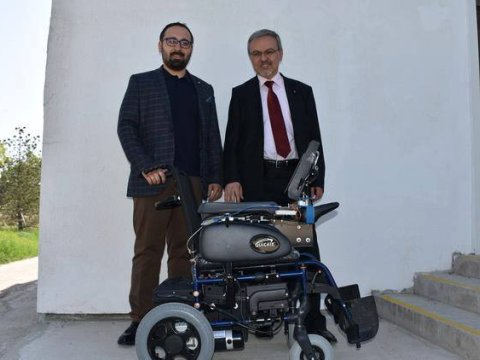 Türk alimlər gözlə idarə ediləcək araba hazırladılar - FOTO