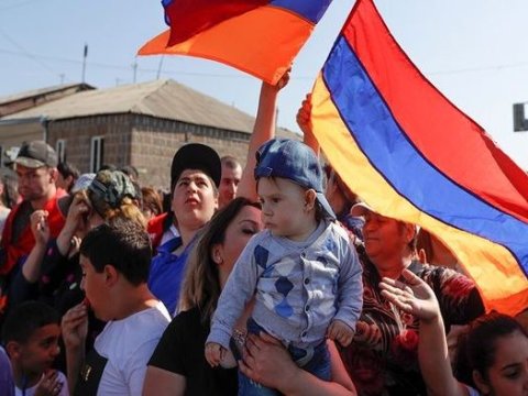 Yerəvanda şagirdləri mitinqə buraxmayan direktor işdən qovulub