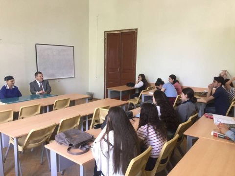 Deputat süpürgəçi ilə birlikdə tələbələrə dərs keçdi – FOTO