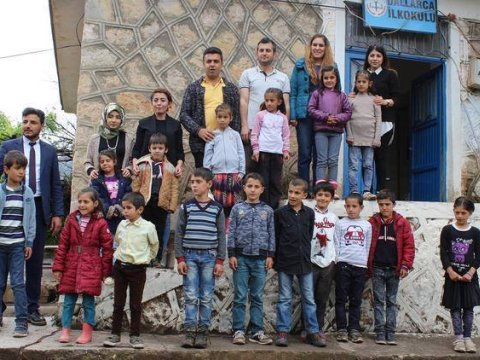 3 müəllim 22 kənd məktəbini yenidən qurdu