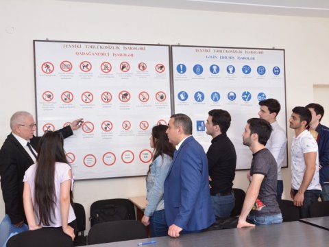 UNEC tələbələri təcrübədə - Fotolar
