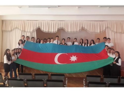  12056 şəhidimizin adı bir bayraqda   