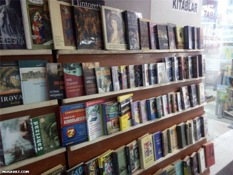 “Müəllim bu kitabları almaq üçün biraylıq maaşını xərcləməlidir” – Ekspertdən irad