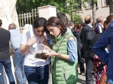 Dua kitablarının, həyəcanlı baxışların müşayiəti ilə imtahan verənlər - İlk qəbul imtahanından VİDEOREPORTAJ