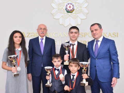 Təhsil Nazirliyi dünya çempionatında uğurlu nəticə göstərən məktəbli şahmatçıları mükafatlandırıb