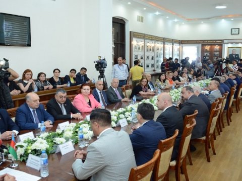 Millət vəkilləri və tarixçi alimlər UNEC-də konfransda