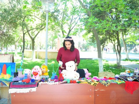 Tələbələr universitet həyətində xeyriyyə aksiyası keçirdi