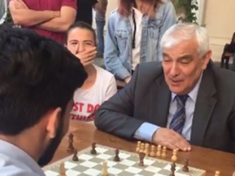 Rektor tələbəylə dama oynadı - Video