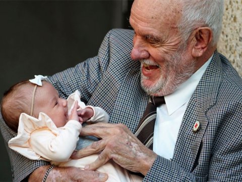 2.4 milyon körpənin həyatını qurtaran 78 yaşlı xilaskar