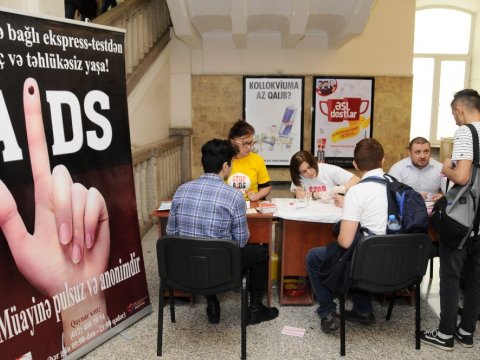 Tələbələr üçün QİÇS-lə mübarizəyə dair laborator testlər keçirilib  
