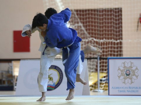 Məktəblilər arasında AXC-nin 100 illik yubileyinə həsr olunmuş yarış keçirilib  