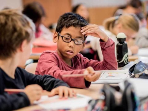 Avropalı məktəblilər ən az 2 dil bilməlidir