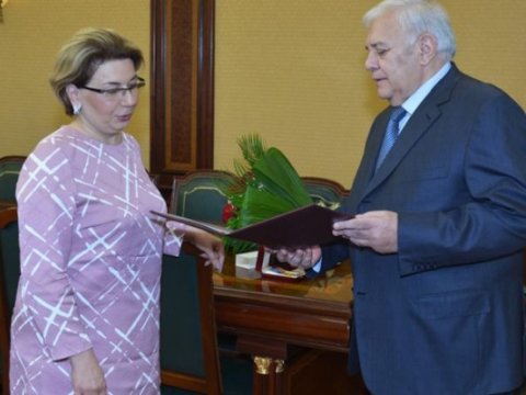 Spiker institut direktorunu təltif etdi