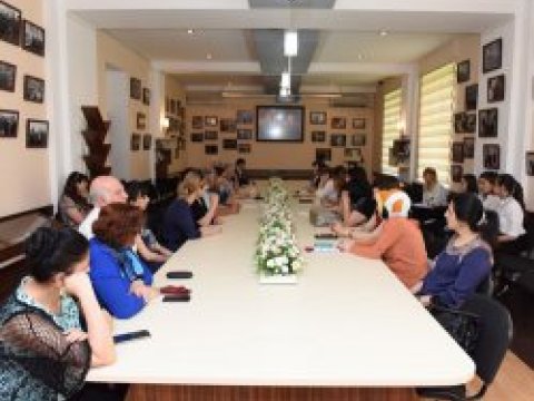 “AXC və təhsil” mövzusunda dəyirmi masa keçirilib