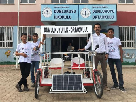 Kənd məktəbinin şagirdləri Günəş enerjisiylə işləyən maşın hazırladılar