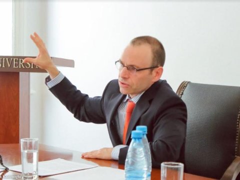   Amerikalı professor Qərbi Kaspi Universitetində AXC-dən danışdı    