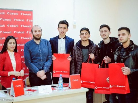 Tələbələr təcrübə keçdikləri müəssisələrdən iş təklifləri alır    