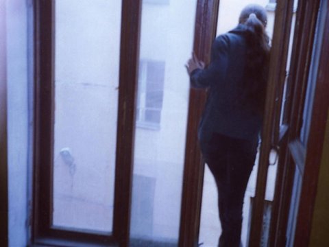 Bakıda məktəbli qız özünü BİNADAN ATDI