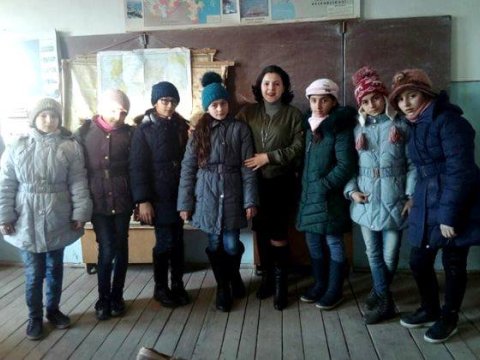 Kənd müəllimi AzEdu.az-a YAZDI: “Valideyn yaylağa gedəndə şagirdi özü ilə aparır və o da proqramdan geri qalır”