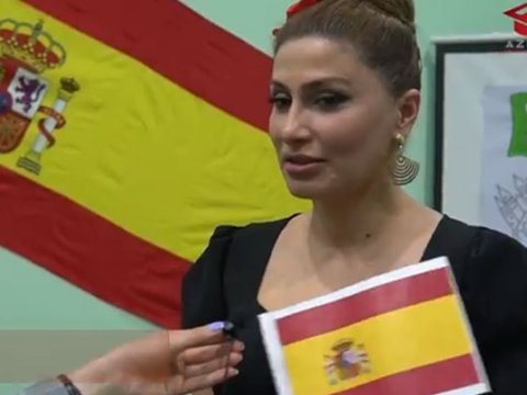 Bağçada uşaqları döyən \